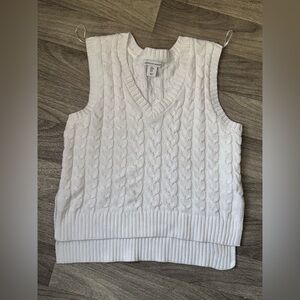 cupcakes & cashmere Ivory‎ Cable Knit V-Neck Sweater Vest